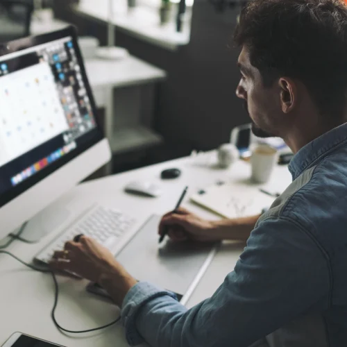 Graphiste freelance : avantages, tarifs et bonnes pratiques