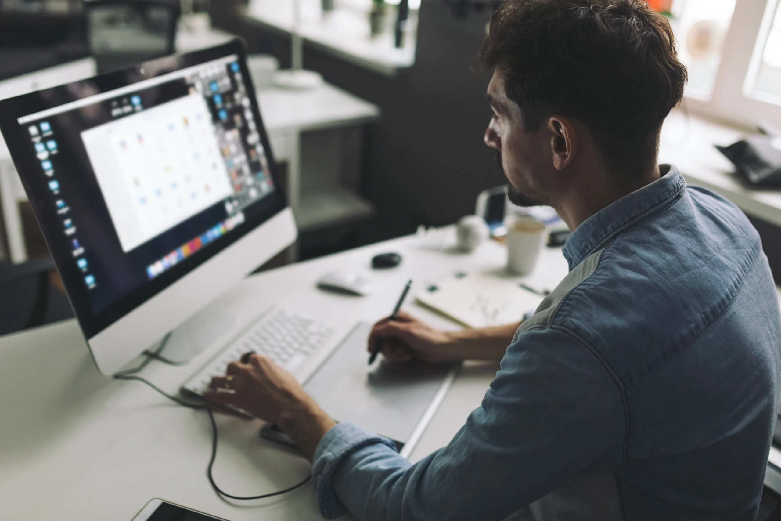 Graphiste freelance : avantages, tarifs et bonnes pratiques